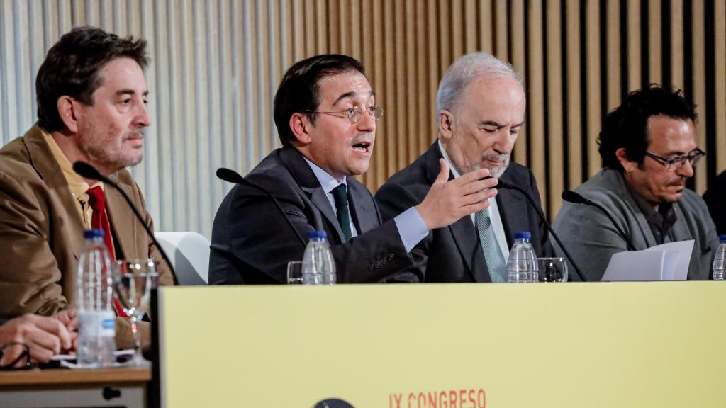 El escritor y director del Instituto Cervantes, Luis García Montero; el ministro de Asuntos Exteriores, Unión Europea y Cooperación, José Manuel Albares; el director de la Real Academia Española, Santiago Muñoz Machado y el entonces alcalde de Cádiz, José María González, durante el acto de presentación del IX Congreso Internacional de la Lengua Española, el 20 de enero de 2023 en Madrid. Foto: Carlos Luján / Europa Press