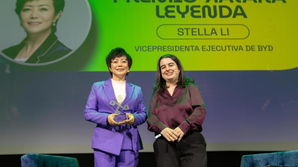 Stella Li, vicepresidenta ejecutiva de BYD, en los premios Xataka Leyenda 2025.