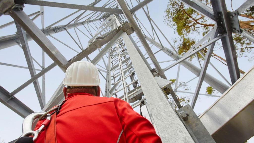 Un trabajador de Vodafone en una antena de telefonía.