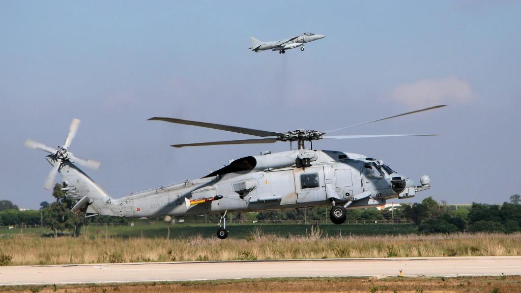 SH-60 Bravo junto a un Harrier