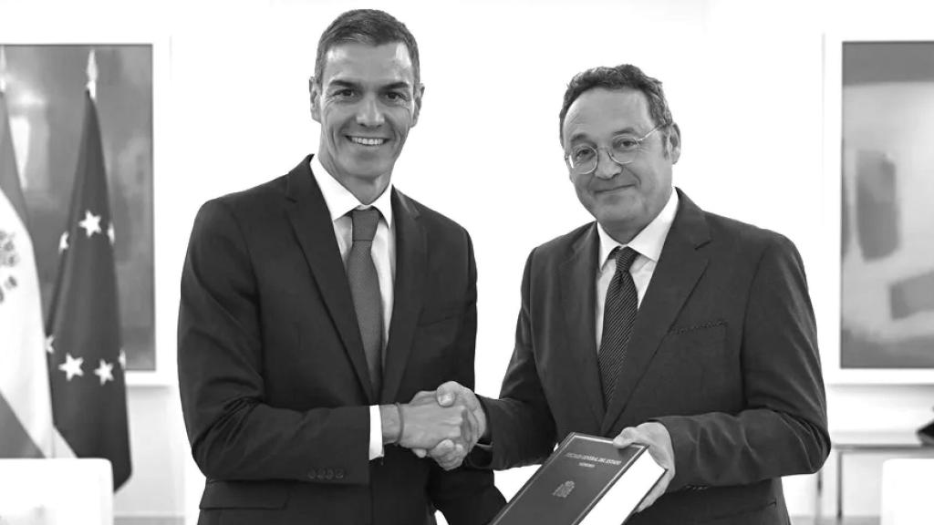 Pedro Sánchez saluda al ex fiscal general del Estado, Álvaro García Ortiz.