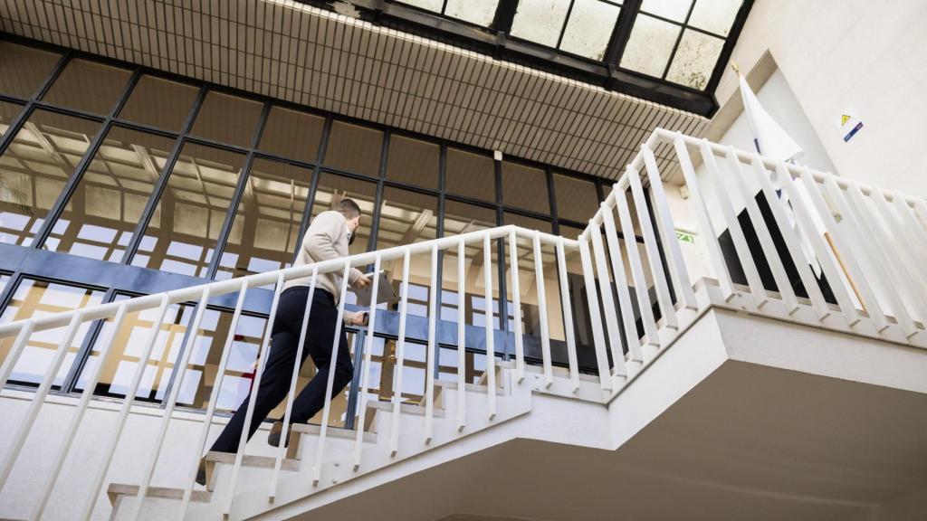 El oficial de enlace español, que representa a la Policía Nacional, Guardia Civil y Vigilancia Aduanera, abre las puertas del 'búnker' secreto del MAOC (N) a EL ESPAÑOL.