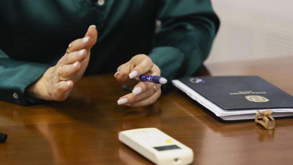 Las manos de una analista del MAOC (N), mientras explica cómo los semisumergibles han cambiado el tráfico de drogas por el Atlántico.