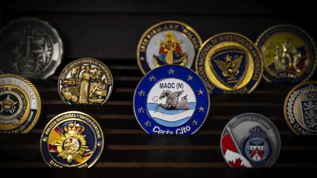 Insignias de distintos cuerpos policiales europeos representados en el MAOC (N), símbolo de la cooperación internacional contra el narcotráfico en el Atlántico.