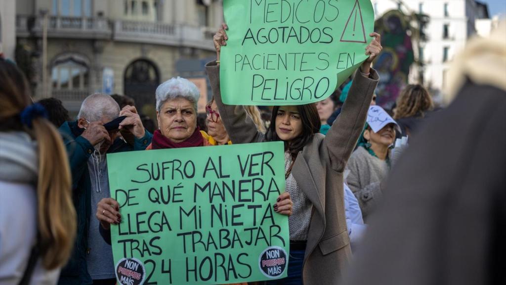 Manifestación de médicos frente al Congreso de los Diputados de este martes 9 de diciembre.