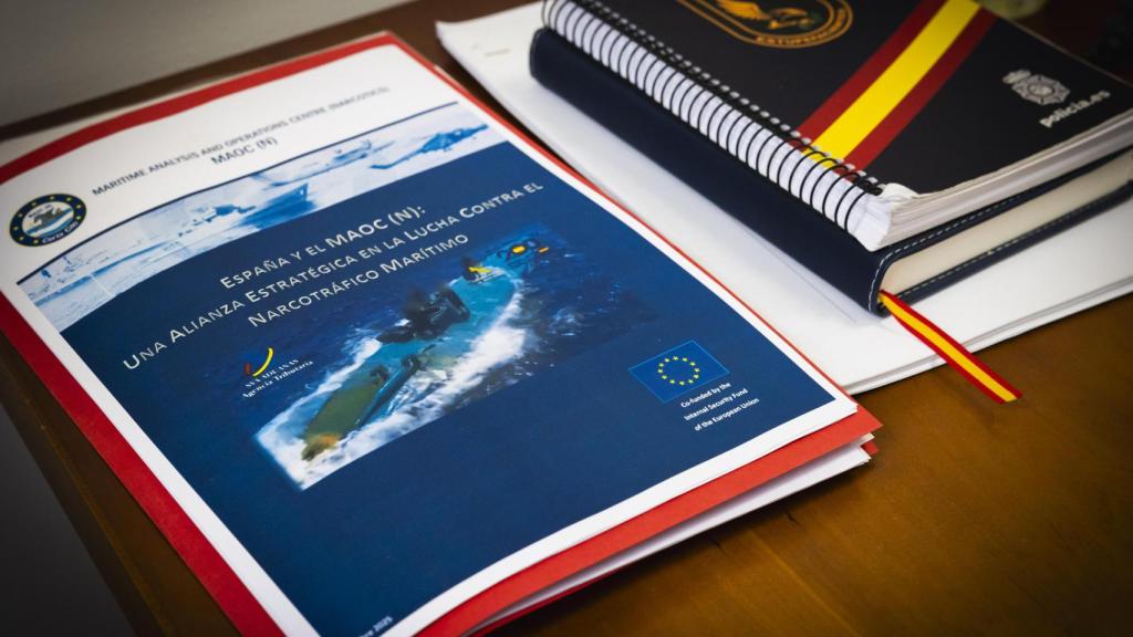 Documentación de trabajo del MAOC (N) y material operativo español, sobre la mesa del despacho del enlace español en Lisboa.