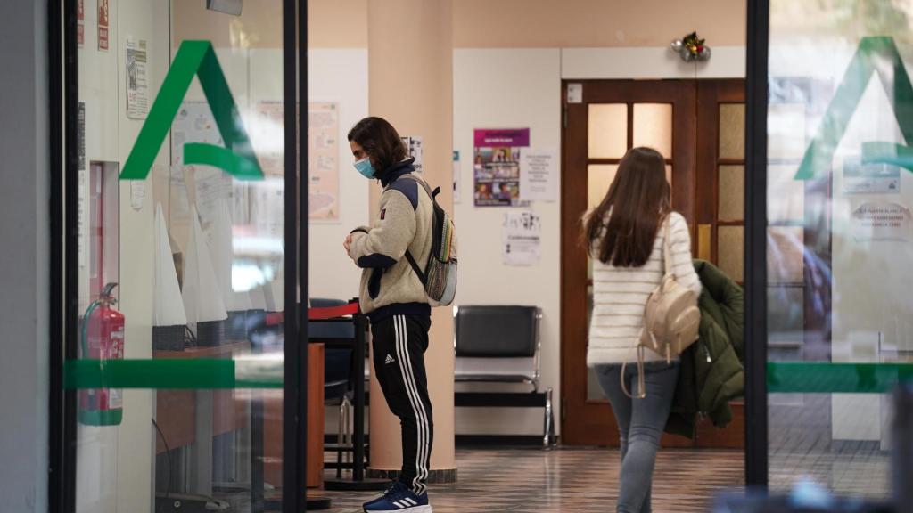 Varias personas utilizan la mascarilla en un centro de salud.