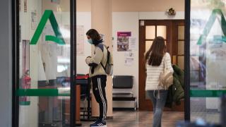 Varias personas utilizan la mascarilla en un centro de salud.
