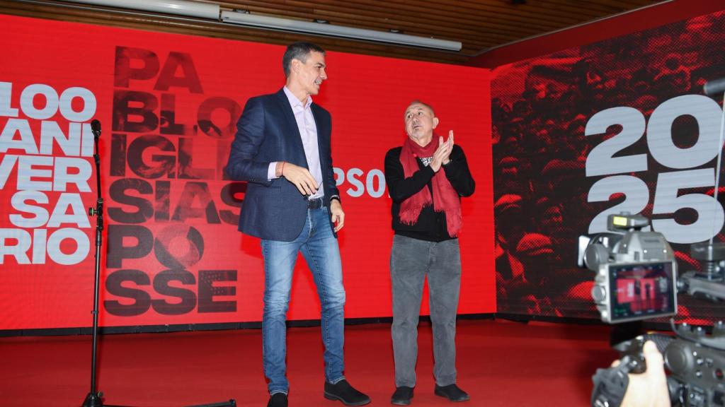 El presidente del Gobierno, Pedro Sánchez, y el secretario general de UGT, Pepe Álvarez.
