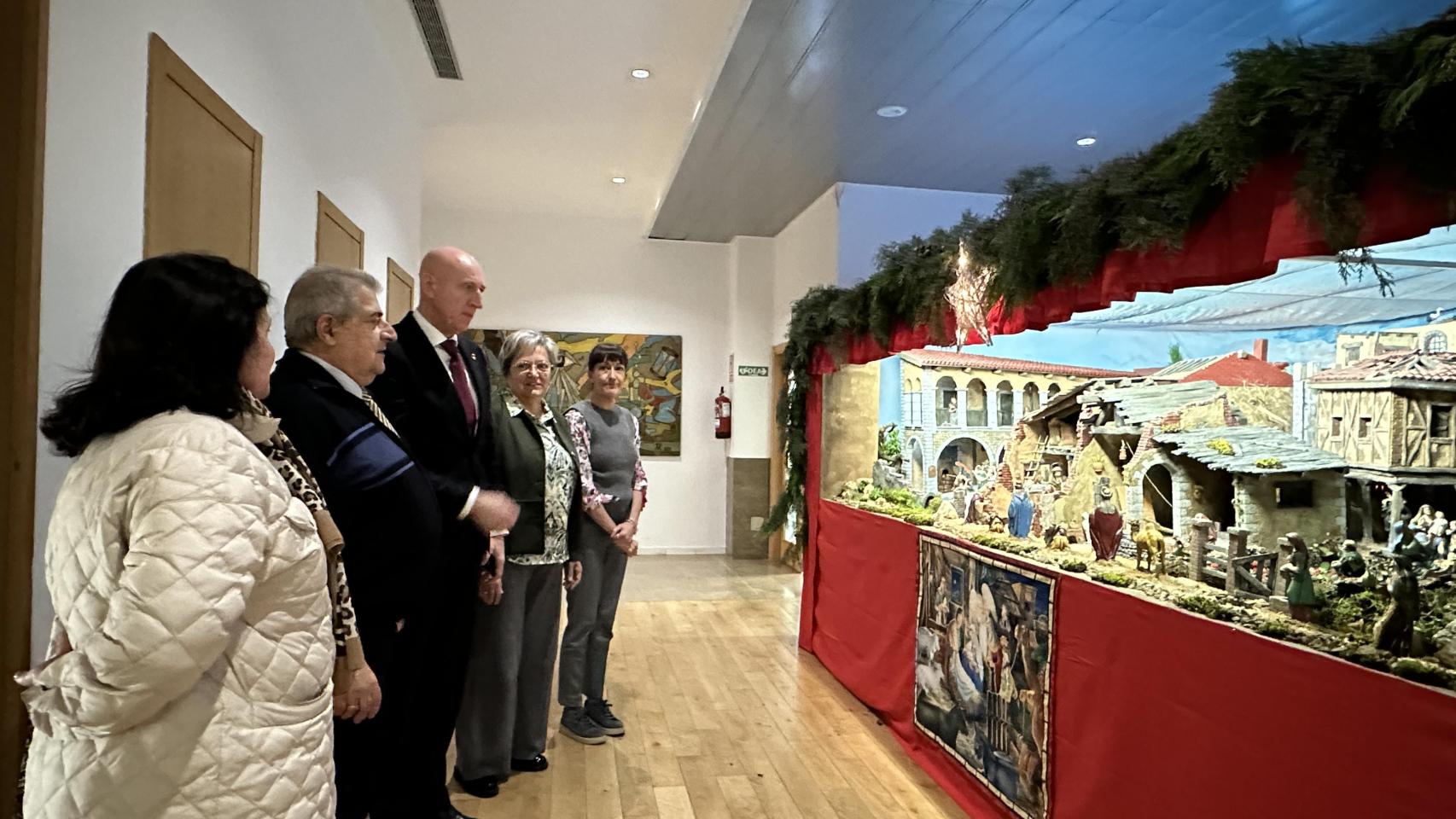 El alcalde de León visita el belén de San Marcelo
