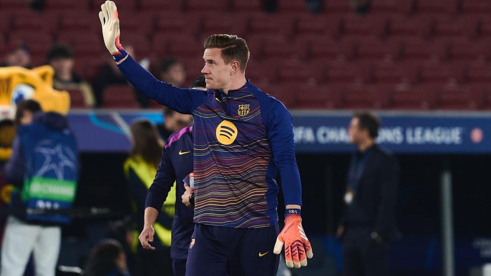 Ter Stegen saluda a los aficionados presentes en las gradas del Spotify Camp Nou.