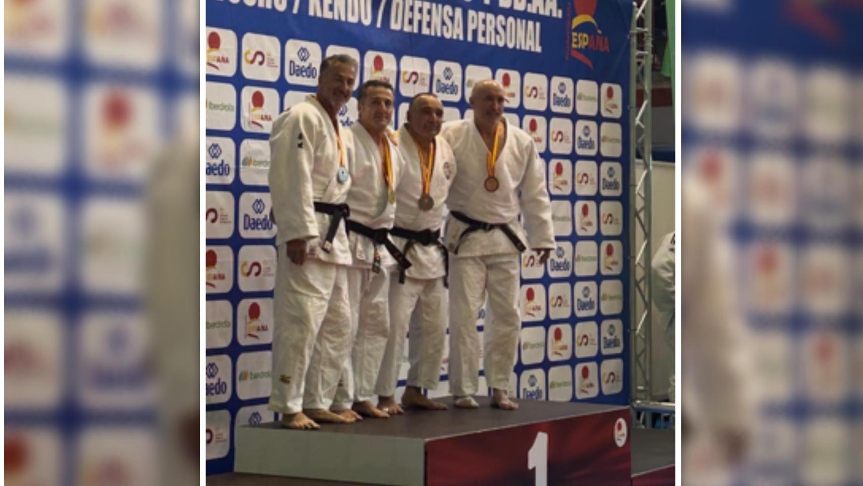 Felipe de Vega (segundo por la izq.), campeón de España Veteranos.