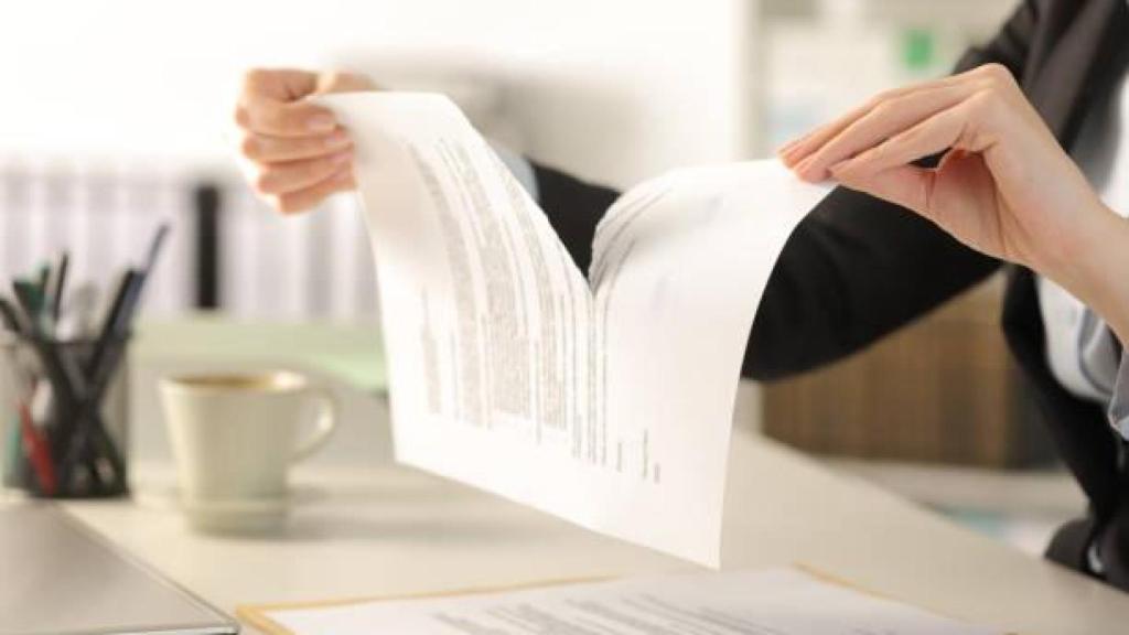 Imagen de archivo de un contrato roto.