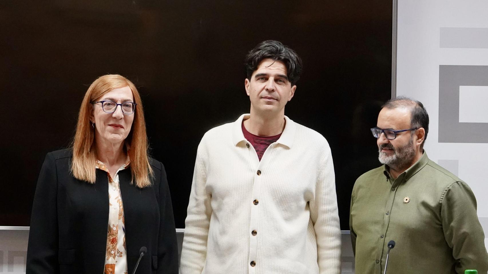 El coordinador de IU en Castilla y León, Juan Gascón; la coordinadora general de Movimiento SUMAR Castilla y León, Marina Echebarría Sáenz, y el portavoz de Verdes-Equo, José María Elena, presentan la candidatura definitiva de la coalición a la Presidencia de la Junta.