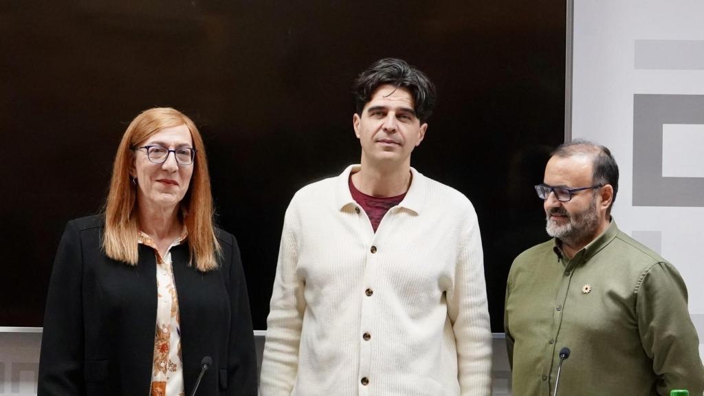 El coordinador de IU en Castilla y León, Juan Gascón; la coordinadora general de Movimiento SUMAR Castilla y León, Marina Echebarría Sáenz, y el portavoz de Verdes-Equo, José María Elena, presentan la candidatura definitiva de la coalición a la Presidencia de la Junta.