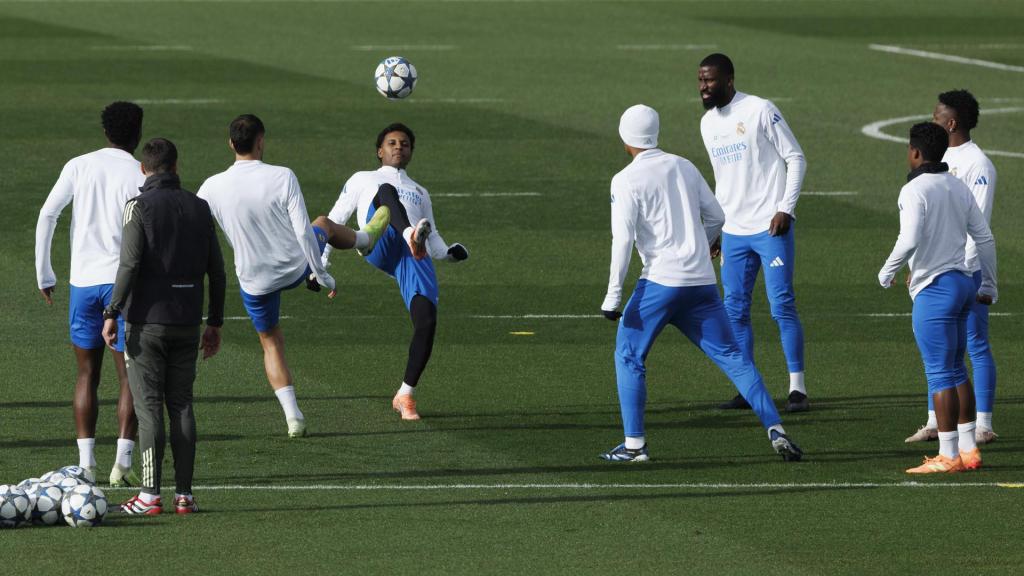 Rondo en el entrenamiento del Real Madrid de este martes