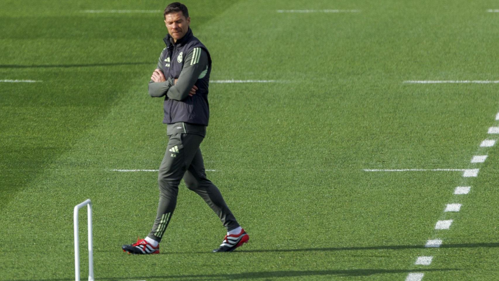 Xabi Alonso, en soledad en el campo de entrenamiento del Real Madrid