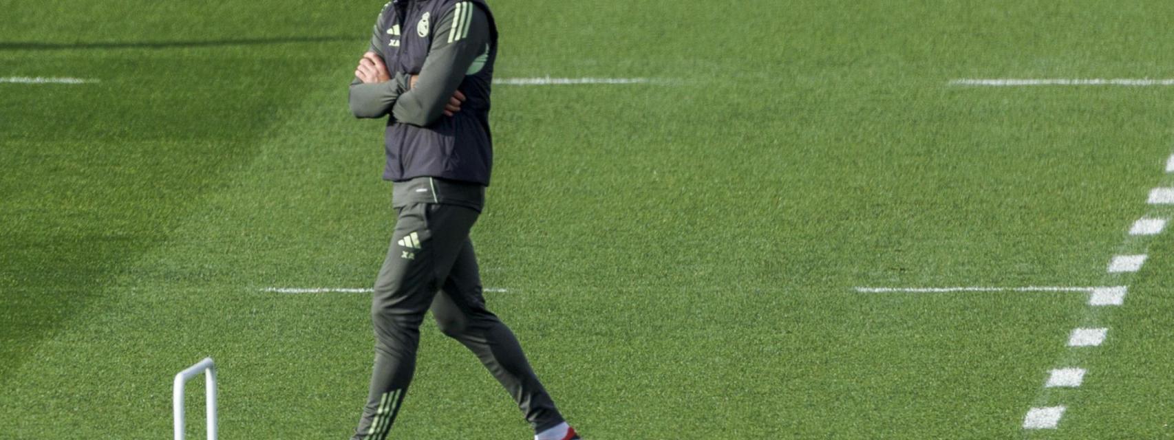Xabi Alonso, en soledad en el campo de entrenamiento del Real Madrid