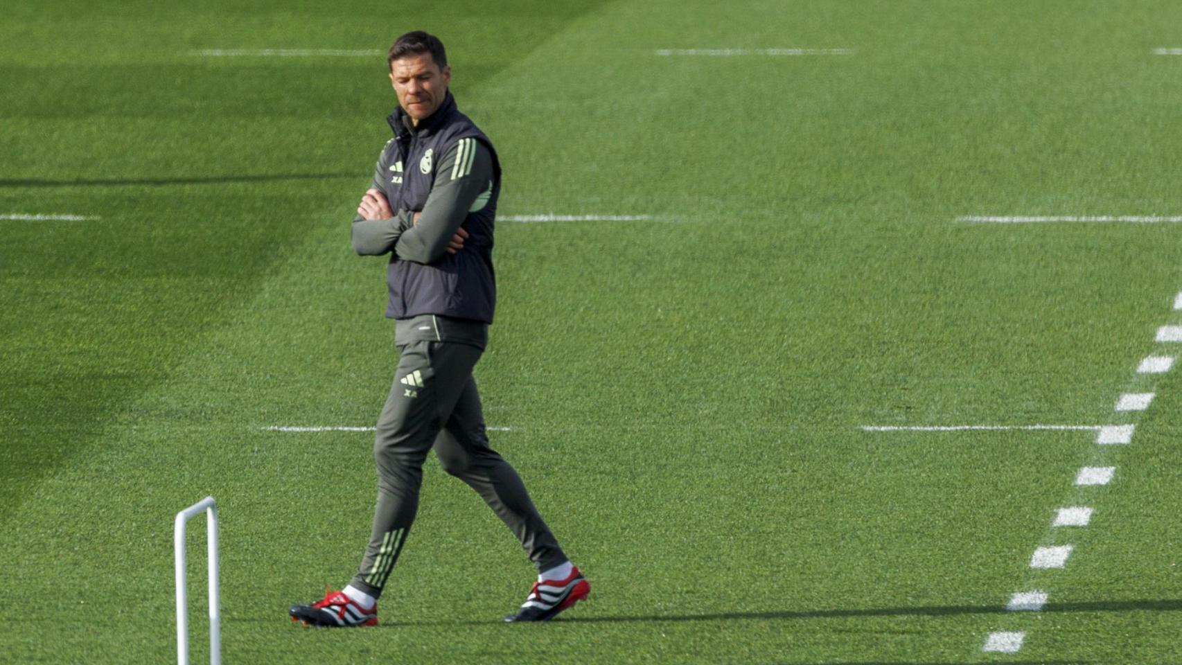 Xabi Alonso, en soledad en el campo de entrenamiento del Real Madrid