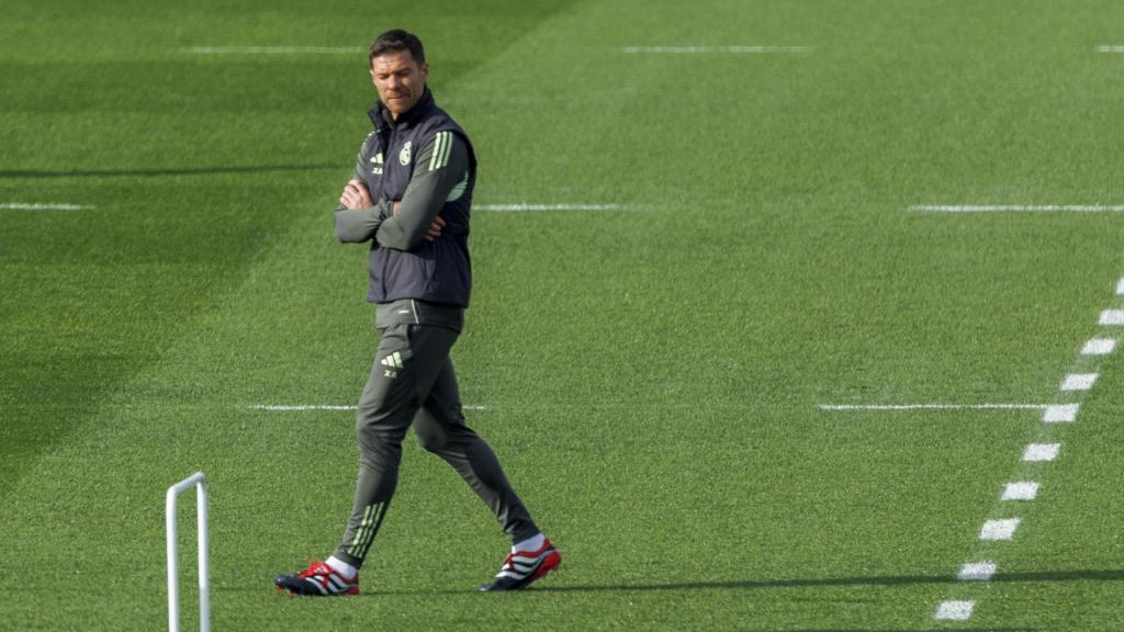 Xabi Alonso, en soledad en el campo de entrenamiento del Real Madrid