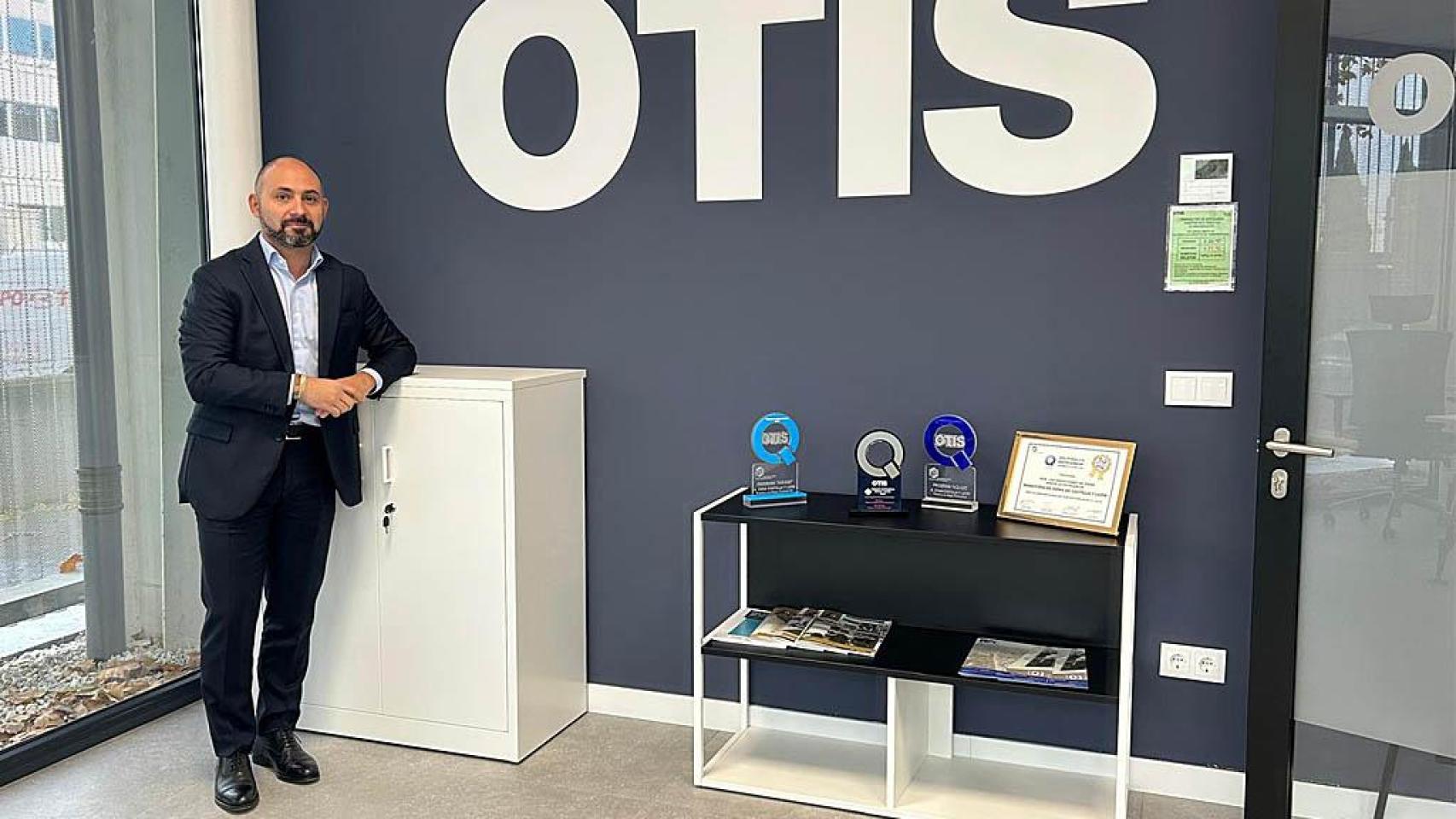 Imagen de Roberto Grande Villa en la sede de su empresa.