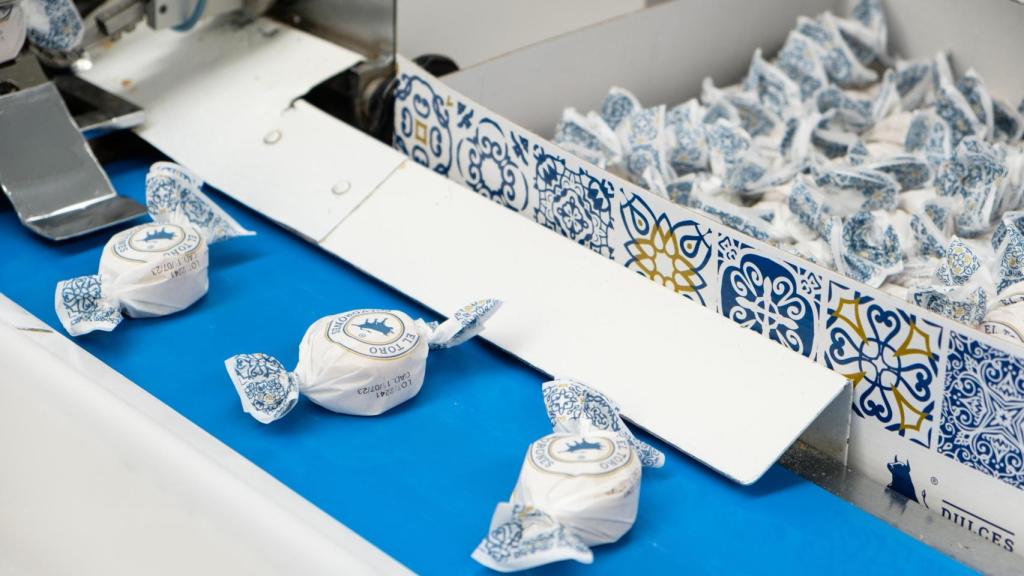 Polvorones de Dulces El Toro con su característico envoltorio.