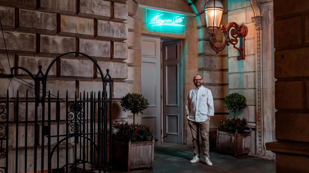 José Pizarro en la entrada de su nuevo proyecto, The Keeper's House.