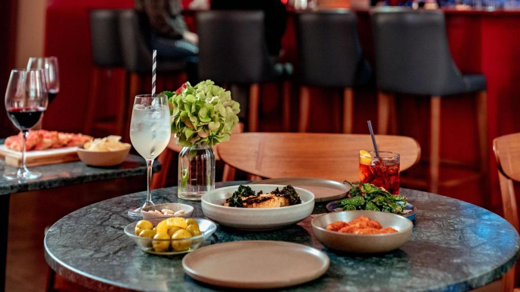 Mesa con carácter español en uno de los espacios de The Keeper's House.