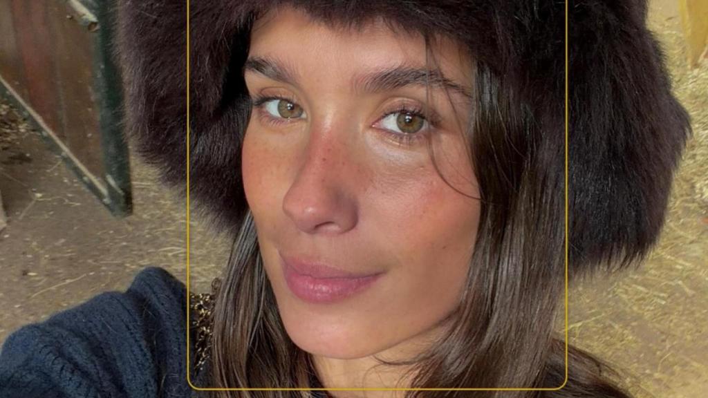 María Pombo ha completado su 'look' con un gorro tipo ruso.