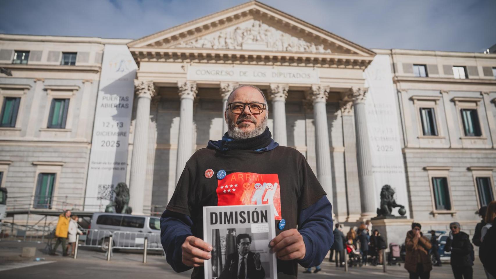 Daniel Calleja, funcionario interino en la Comunidad de Madrid cesado en abril y portavoz de la AICAFP, frente al Congreso este martes durante la concentración.