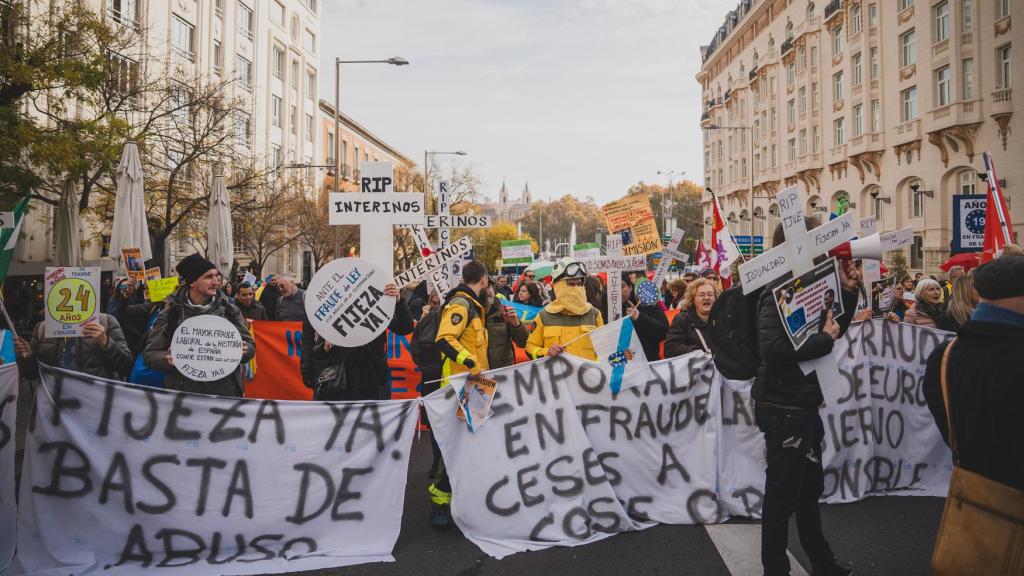 La concentración de este martes por parte de los funcionarios interinos para exigir la readmisión de los cesados y que les hagan fijos.