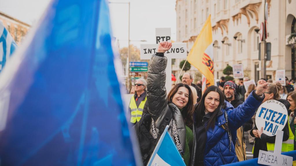 Algunas de las manifestantes este martes durante la concentración de los funcionarios interinos.