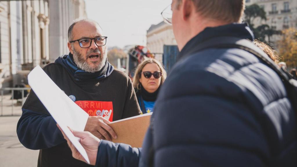 Daniel Calleja registrando en nombre de la Asociación de Interinos Cesados y Afectados por la Función Pública (AICAFP) el 'Listado de la Vergüenza' en el Congreso.
