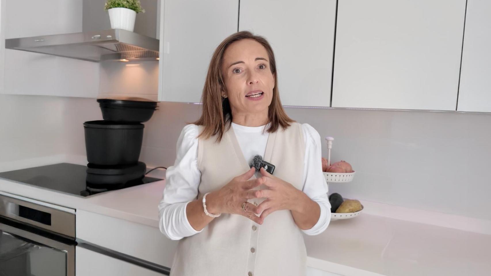 La creadora de contenido durante la grabación de su vídeo para Magas.