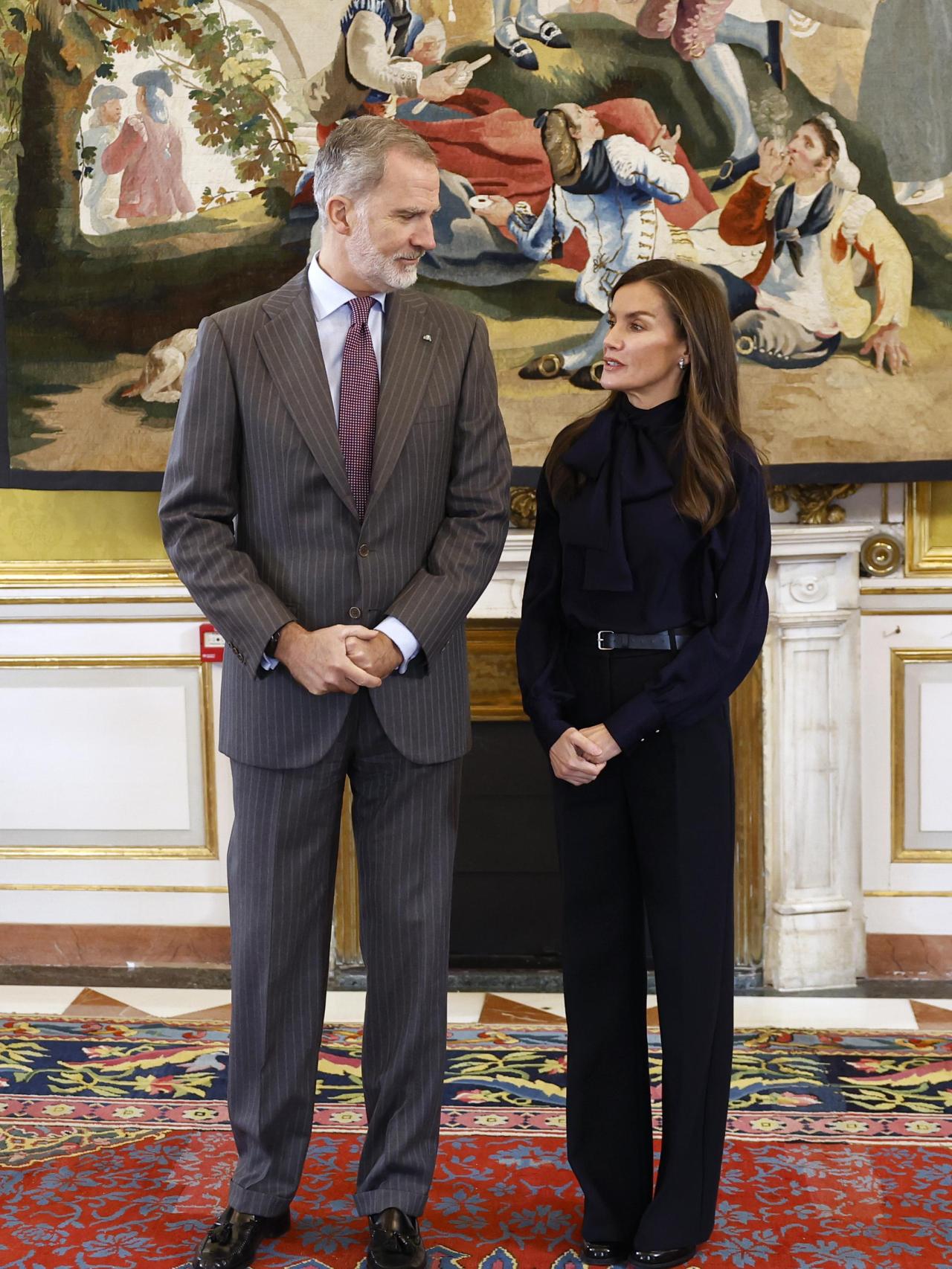 La Reina ha estrenado una blusa azul marino.