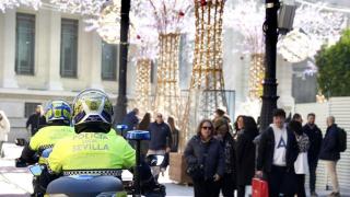 Imagen de agentes de la Policía Local por la Avenida de la Constitución.