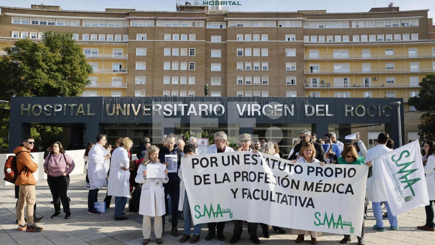 Facultativos del Virgen del Rocío que se han sumado a la huelga.
