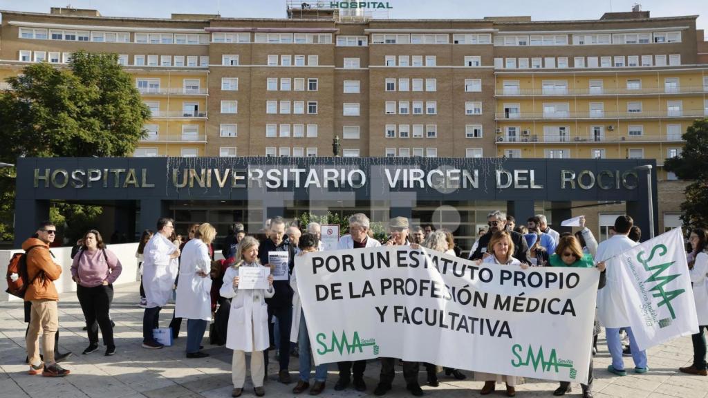 Facultativos del Virgen del Rocío que se han sumado a la huelga.