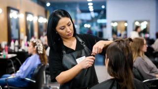 En España, aunque los trabajadores autónomos tienen derecho a prestación por baja laboral, ésta depende de la base de cotización que abonen.