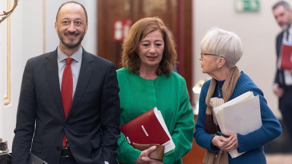 El vicepresidente de la Mesa del Congreso, Alfonso Rodríguez de Celis, la presidenta de la mesa del Congreso, Francina Armengol y la secretaria segunda de la Mesa del Congreso, Isaura Leal Fernández, a su llegada a la reunión de la Mesa del Congreso de los Diputados, a 9 de diciembre de 2025.