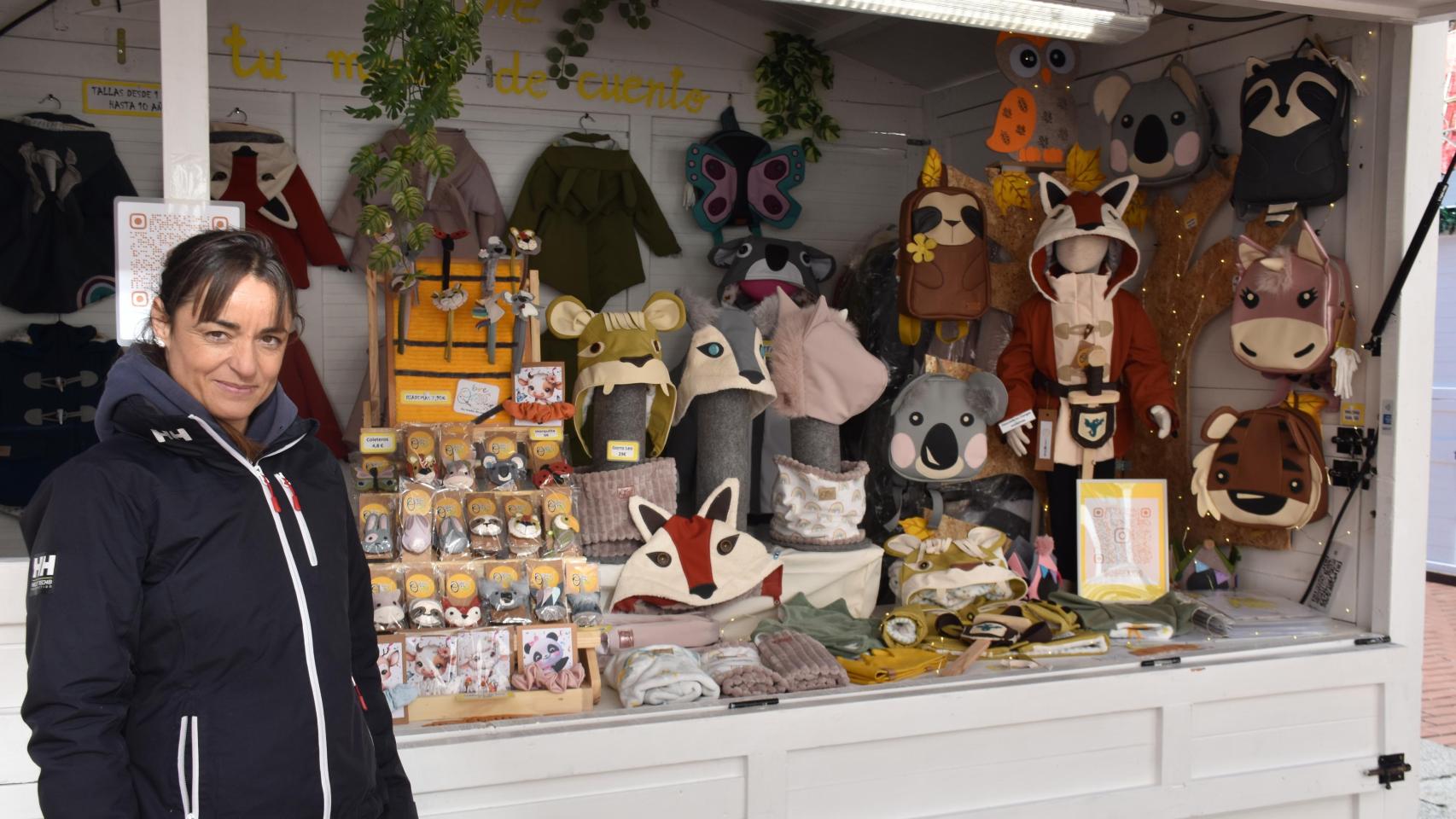 Sheila en su puesto de ropa para niños en el mercado navideño de Valladolid