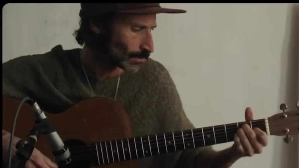 Robe y Leiva en el videoclip de 'Caída libre', canción del compositor madrileño
