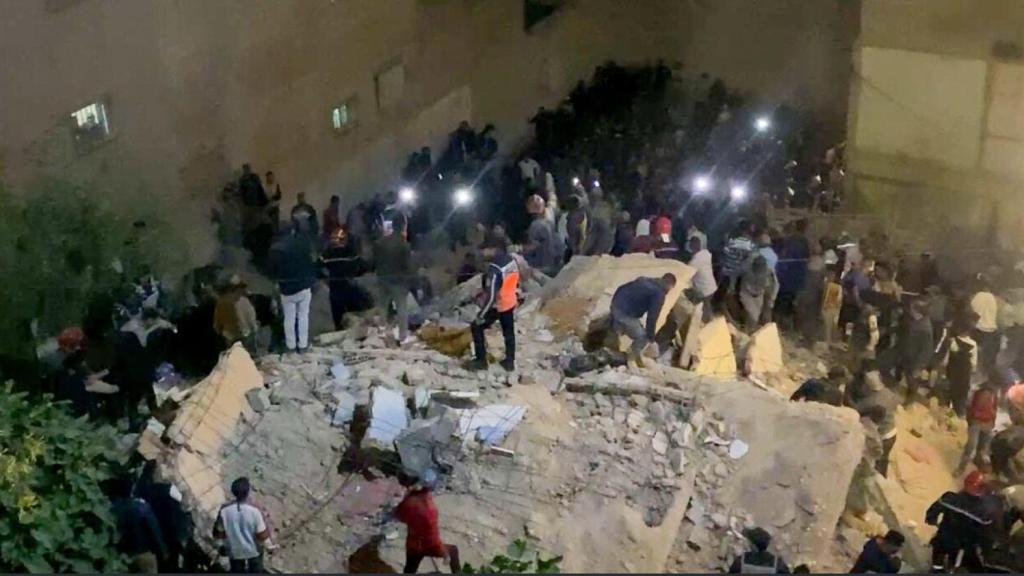 Los servicios de emergencia en la escena del derrumbe.