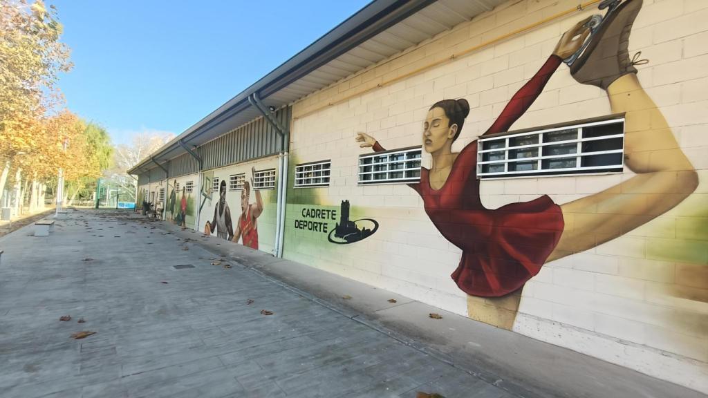 El nuevo mural del pabellón municipal de Cadrete.