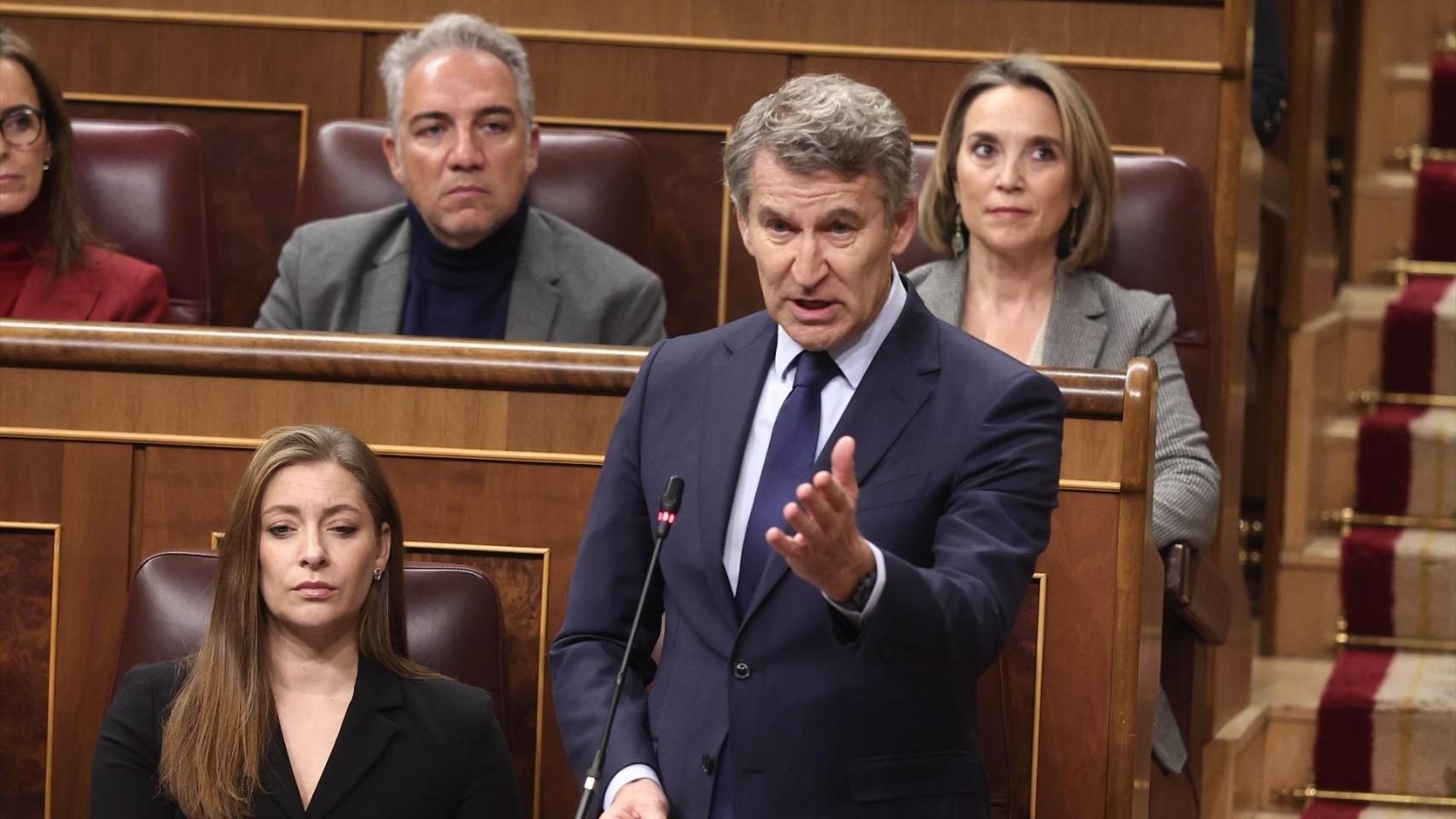 El presidente del Partido Popular, Alberto Núñez Feijóo, se dirige a Sánchez durante la sesión de control.