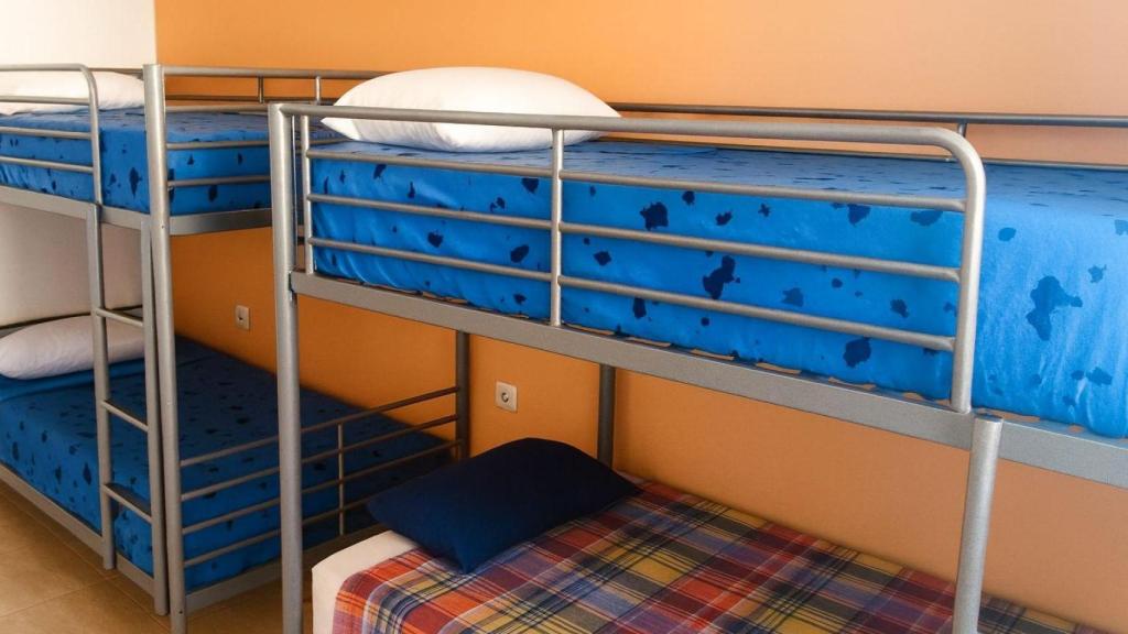 Una habitación con literas.