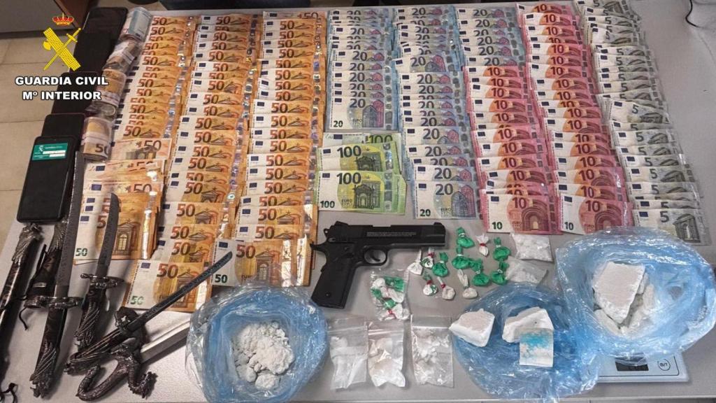 Imagen de la droga y el dinero intervenidos en Villarrobledo.