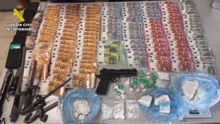 Imagen de la droga y el dinero intervenidos en Villarrobledo.