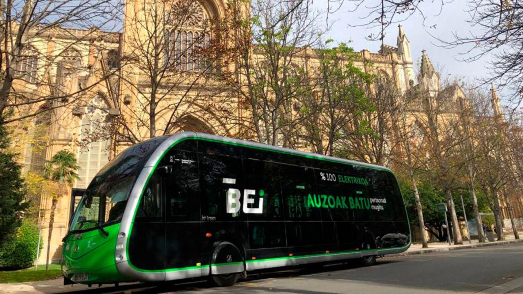 Tren eléctrico circula por la ciudad de Vitoria.