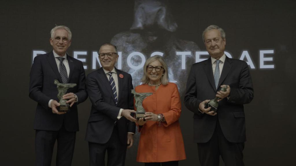 Imagen de los premiados con los V galardones de TEDAE
